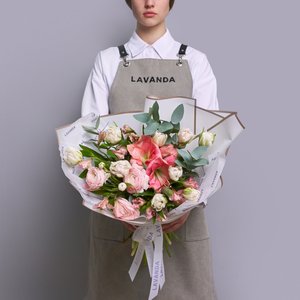 Сборный букет с ранункулюсами и амариллисом