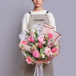 Сборный букет с пионовидными тюльпанами, ранункулюсами и маттиолой