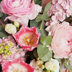 Сборный букет с пионовидными тюльпанами, ранункулюсами и маттиолой