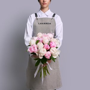 Белые и розовые пионы