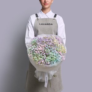 Радужная гипсофила в белой упаковке