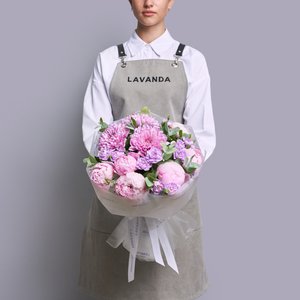 Фиолетовые и розовые диантусы, хризантемы и розовые пионы