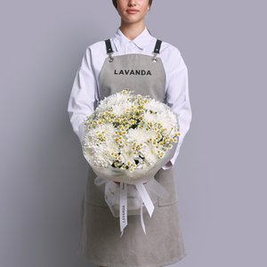 Нежный букет ромашек и белых хризантем