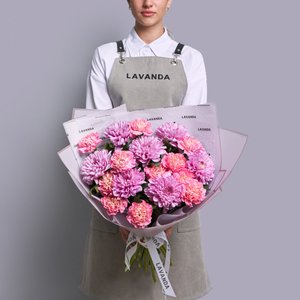 Яркий букет розовых и фиолетовых хризантем и диантусов