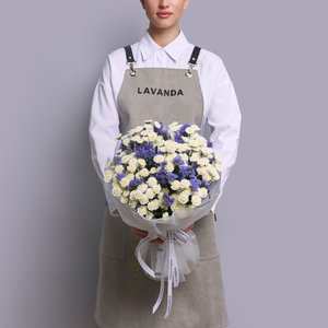 Букет лазурной статицы и белых хризантем