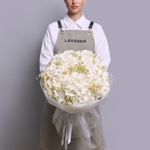 Нежный букет ромашек и белых гортензий