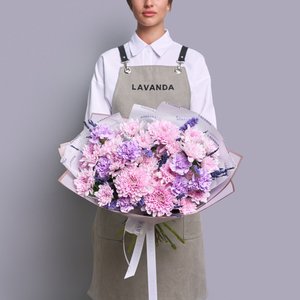 Сиреневый букет диантусов, лаванды, статиц и розовых хризантем