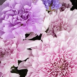 Сиреневый букет диантусов, лаванды, статиц и розовых хризантем