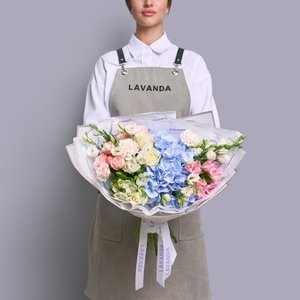 Букет с голубой гортензией, альстромериями и диантусами