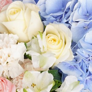 Букет с голубой гортензией, альстромериями и диантусами