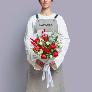 Сборный букет с красными тюльпанами