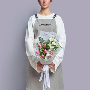 Сборный букетик с тюльпанами и орхидеями