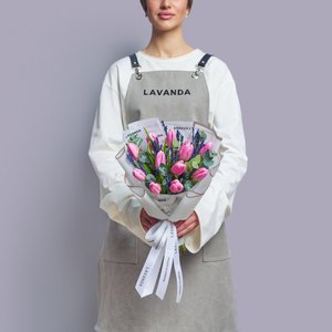 Букетик розовых тюльпанов с лавандой