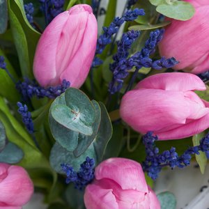 Букетик розовых тюльпанов с лавандой