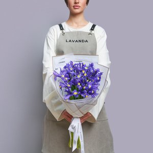 Букет свежих ирисов