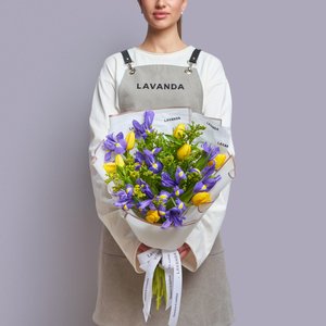 Солнечный букет желтых тюльпанов, солидаго и ирисов