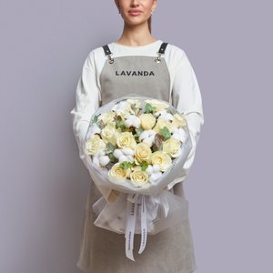 Букет белых роз и хлопка