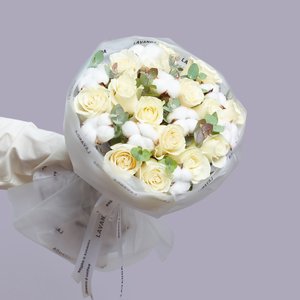 Букет белых роз и хлопка