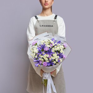 Сборный букет ирисов, хризантем и диантусов