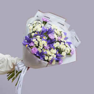 Сборный букет ирисов, хризантем и диантусов