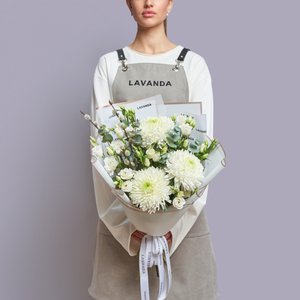 Сборный букет эустом, хризантем и вербы