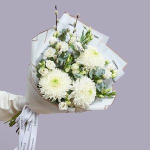 Сборный букет эустом, хризантем и вербы