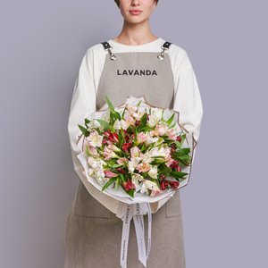Букет красных, белых и розовых альстромерий