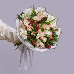 Букет красных, белых и розовых альстромерий