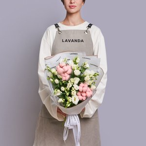 Букет белых эустом с розовым хлопком