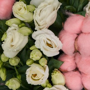 Букет белых эустом с розовым хлопком