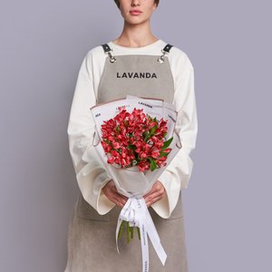 Букетик красных альстромерий