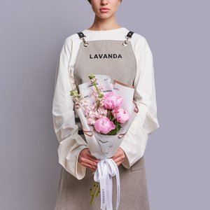 Розовые пионы с маттиолой