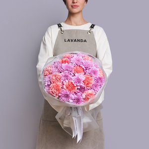 Букет розовых хризантем и диантусов