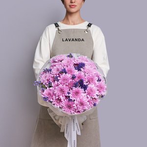 Букет розовых хризантем и синих статиц