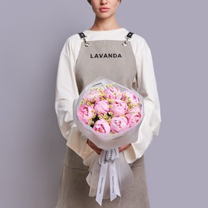 Букет розовых пионов и матрикарий