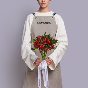 Красные альстромерии