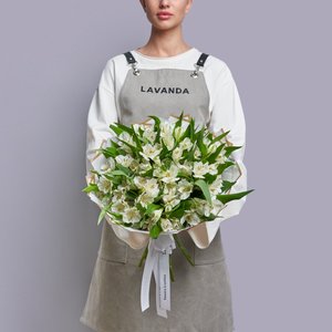 Букет белых альстромерий