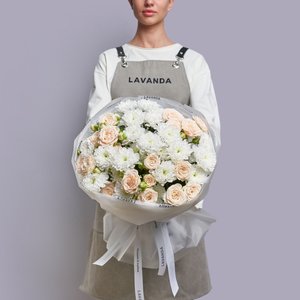 Букет хризантем и пионовидных роз