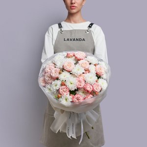 Воздушный букет хризантем и кустовых роз