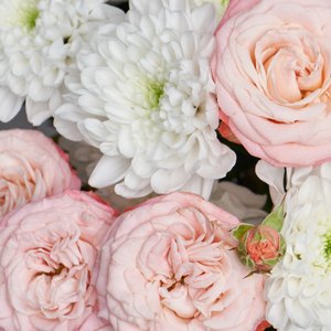 Воздушный букет хризантем и кустовых роз