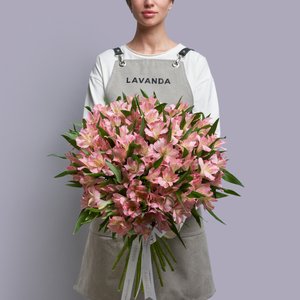 Большой букет розовых альстромерий