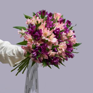 Букет розово-фиолетовых альстромерий