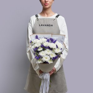 Букет белых хризантем с фиолетовой статицей