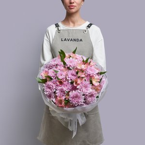 Сборный букет розовых альстромерий и хризантем