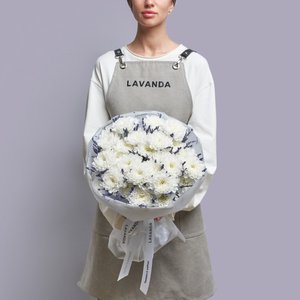 Облако белых хризантем с лавандой