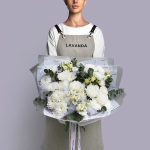 Воздушный букет белых эустом, хризантем и эвкалипт