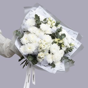 Воздушный букет белых эустом, хризантем и эвкалипт