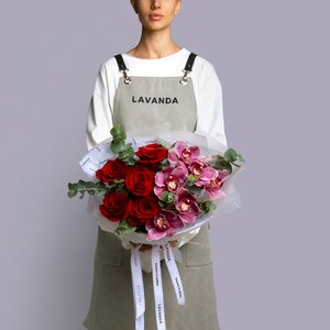 Бордовый букет роз с орхидеями и эвкалиптом в белой пленке