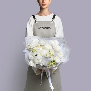 Воздушный букет белых цветов в нежной упаковке