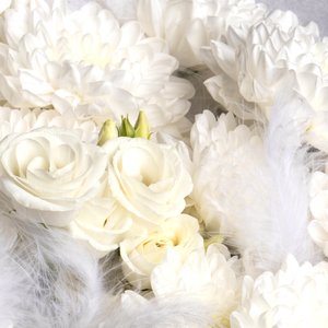 Воздушный букет белых цветов в нежной упаковке